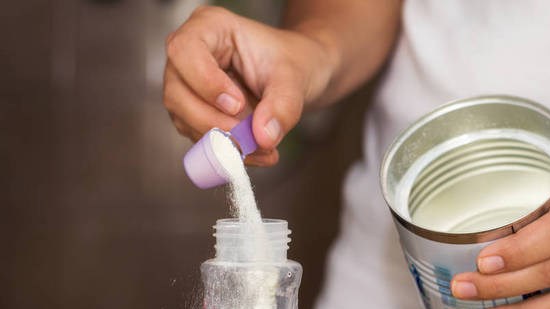 嬰兒吃奶要定時定量嗎？