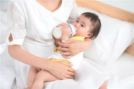 一喝奶粉寶寶就腹瀉，罪魁禍?zhǔn)资悄谭蹎幔? title=